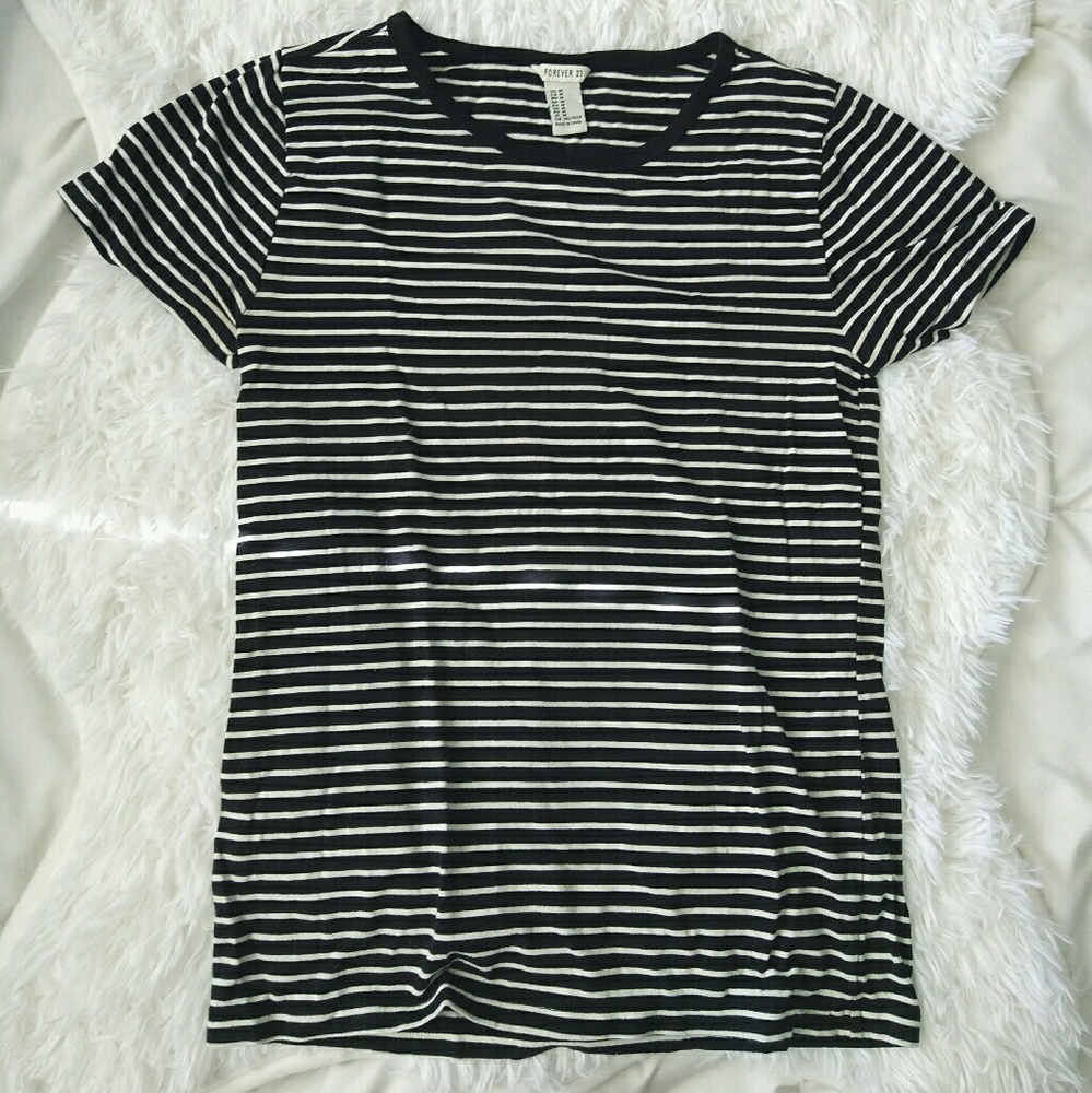 💕F21 black & white striped top
